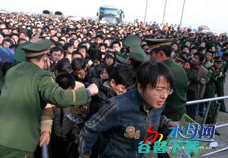 山东烟台毕业生招聘会人满为患