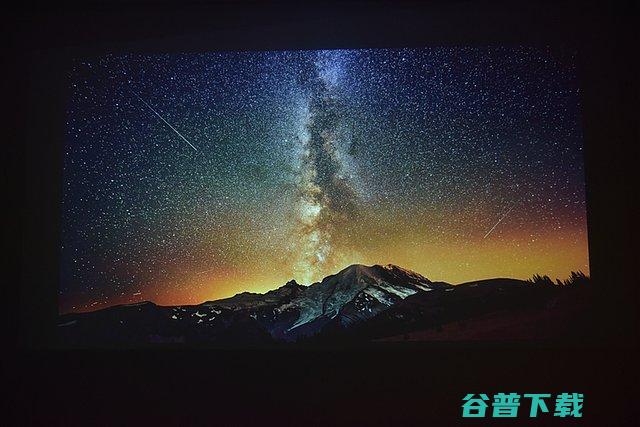 坚果1895投影仪典雅设计超强带感的放映堪比