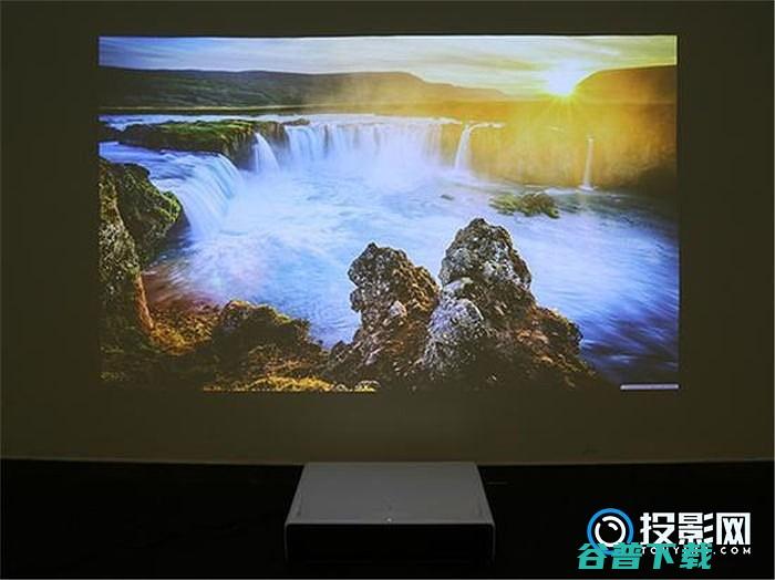米家激光电视在软件中完全引用了电视的风格