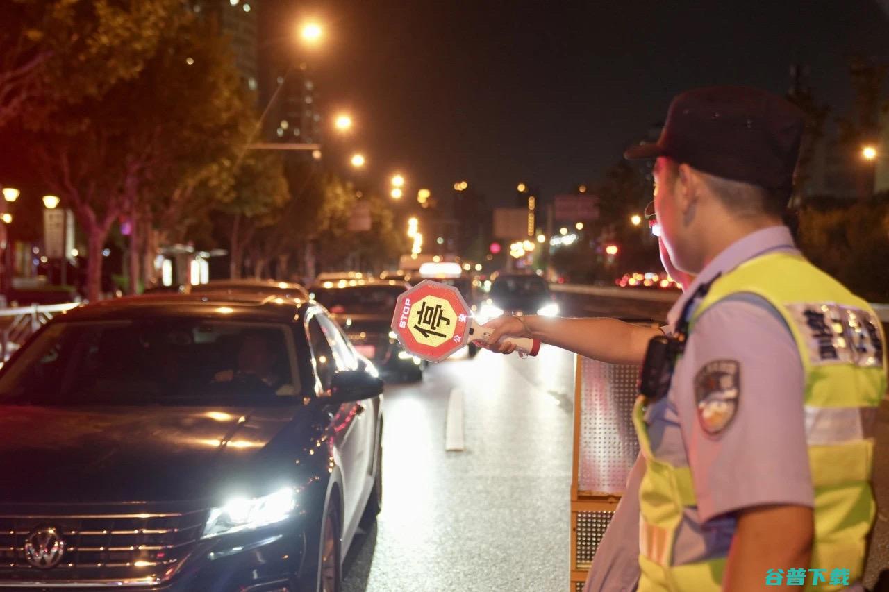 上海警察一个月拿多少啊 (上海警察一个月多少钱工资)