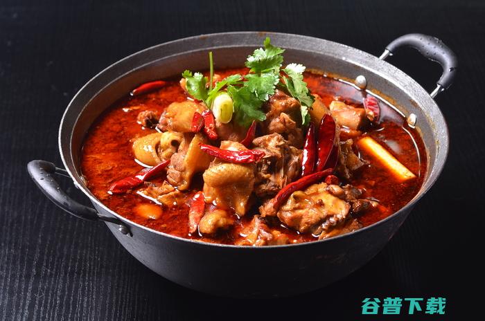 东北小伙模仿外国人说英语说俄罗斯时的背景是