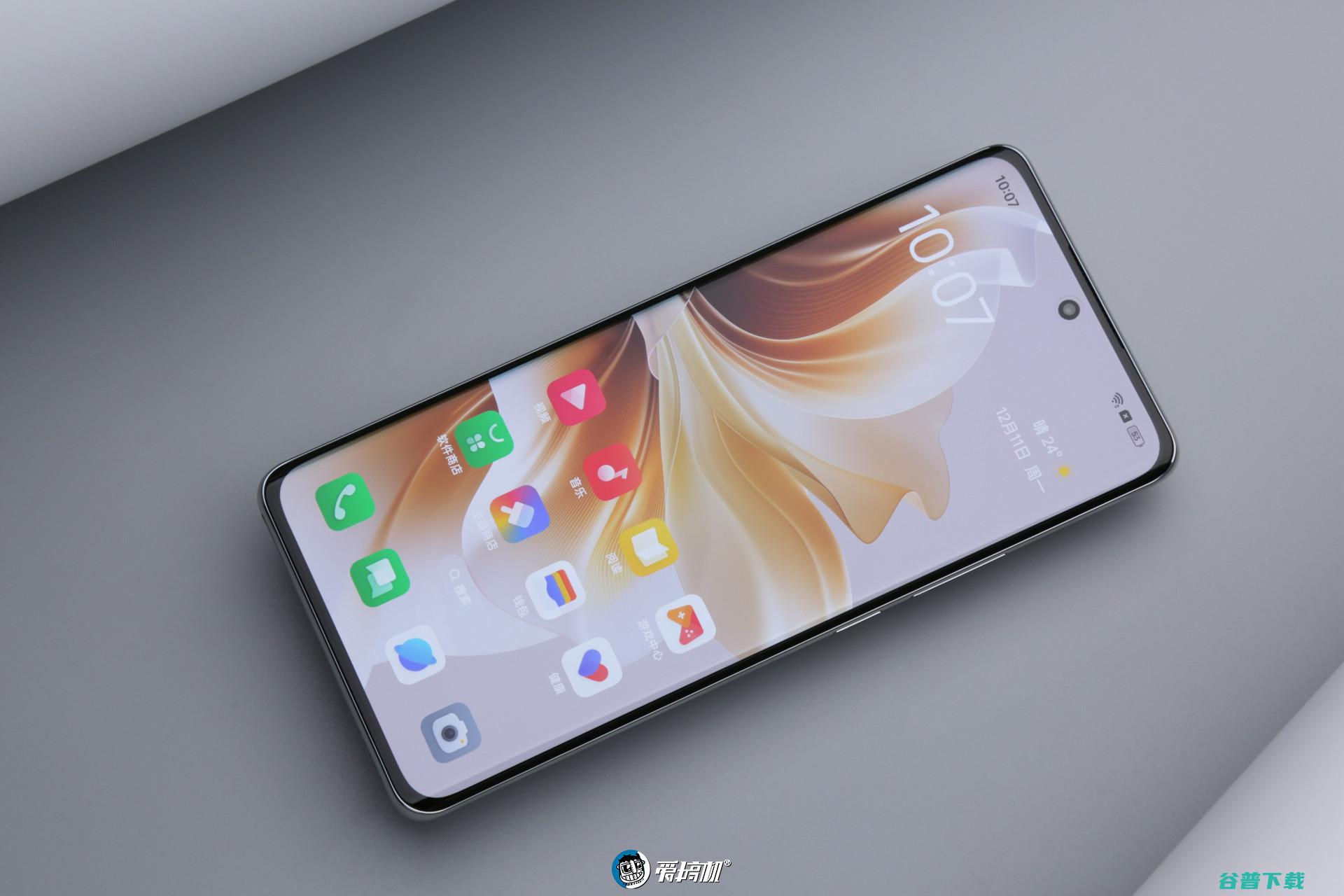 月光宝石，OPPO Reno11图赏：巴黎饰钉+冰羽纹后盖