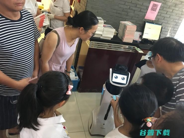 不是亚马逊，也非当当，“死板”的新华书店竟在国内首创“机器人+自助购书”模式