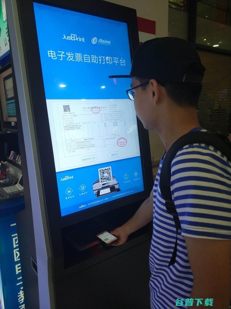 不是亚马逊，也非当当，“死板”的新华书店竟在国内首创“机器人+自助购书”模式