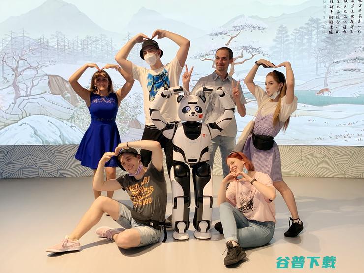 优必选机器人亮相中国国家馆日，中国原创前沿科技走向世界