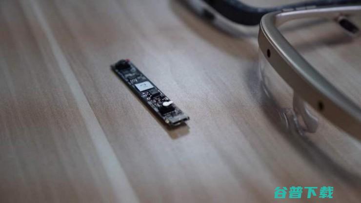 他说要做下一代的视觉处理器，却先做了一款能帮盲人“看见”的眼镜