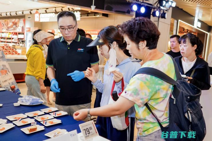 售价降了30%盒马北京“可生食三文鱼节”开幕
