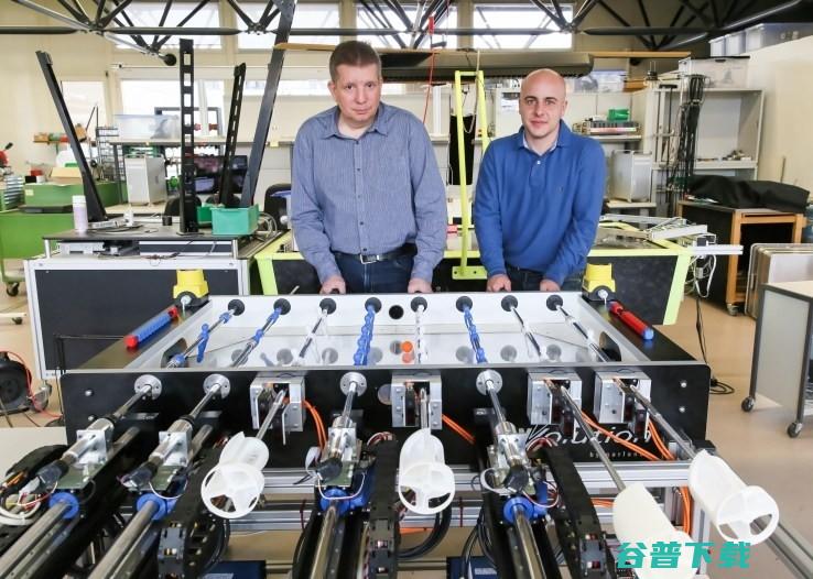 这款机器人可以玩转桌上足球 你敢迎接挑战吗 (这款机器人可以干什么)