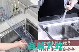 宝宝玩水弄得四处湿漉漉宝宝玩水弄得脸红