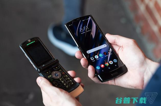 摩托罗拉 Razr 重生，从“翻盖”到“”