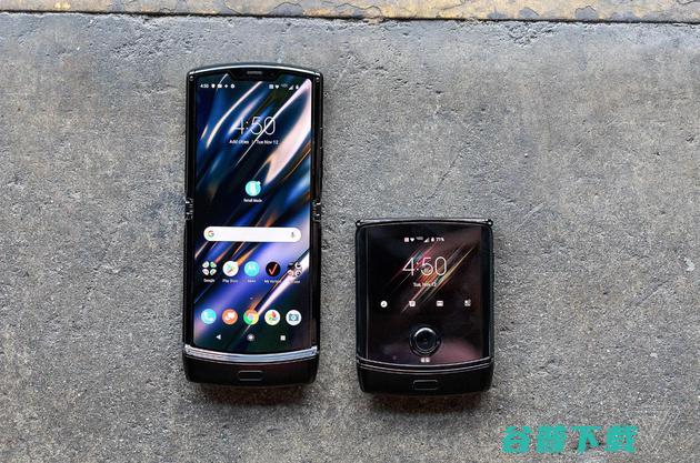 摩托罗拉 Razr 重生，从“翻盖”到“”