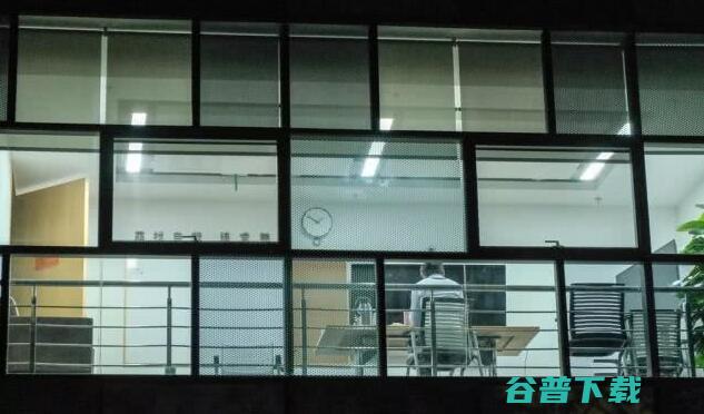 被大厂圈养的年轻人：白天小资，夜晚合租屋排队洗澡 移动 第2张