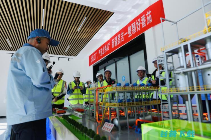把番茄酱泡水喝？年轻人爱上新疆“一整颗番茄”罐头，单链接热销10万+