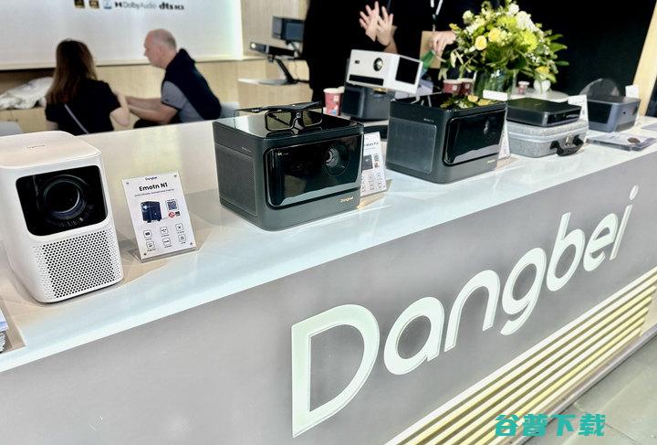 当贝在IFA 2023推出首款搭载Google TV的超薄激光投影仪当贝Atom