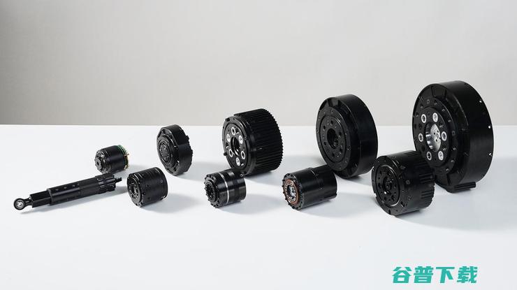 魔法原子：将于 25 年 Q1 人形新品 已进驻工厂产线训练