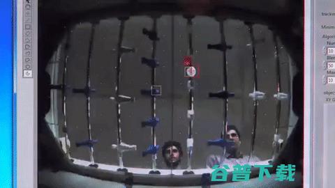 这款机器人可以玩转桌上足球，你敢迎接挑战吗？