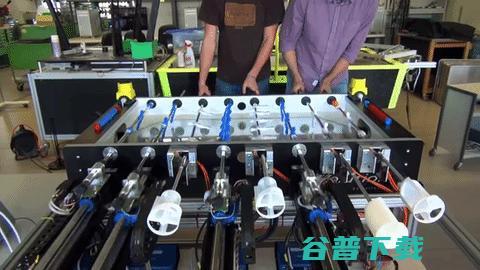 这款机器人可以玩转桌上足球，你敢迎接挑战吗？